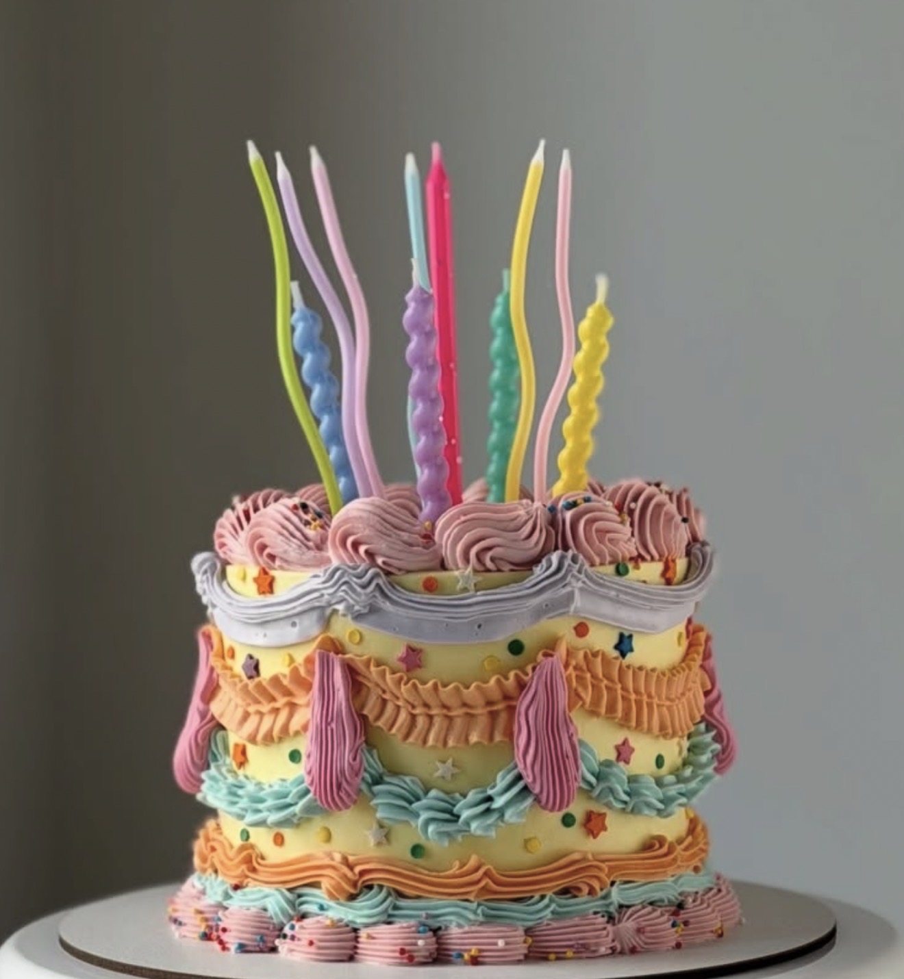 Bento Cake mit vielen bunten Kerzen