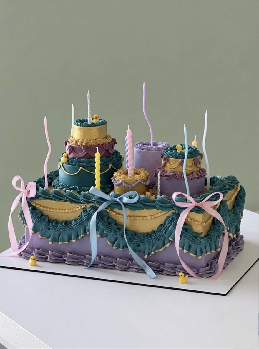 Special Edition Cake in Lila und Petrol mit pastelligen Schleifen